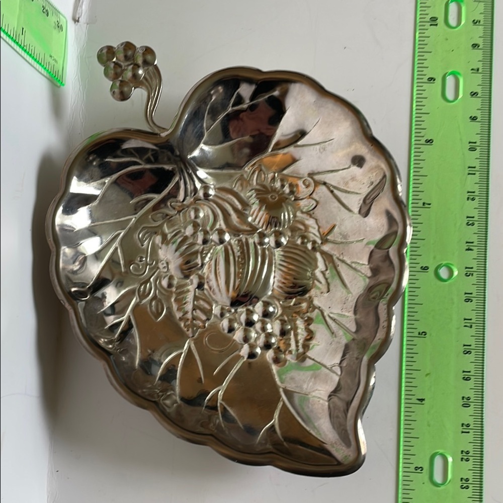 Shiny Leaf-Shaped Tray with Grape Motif